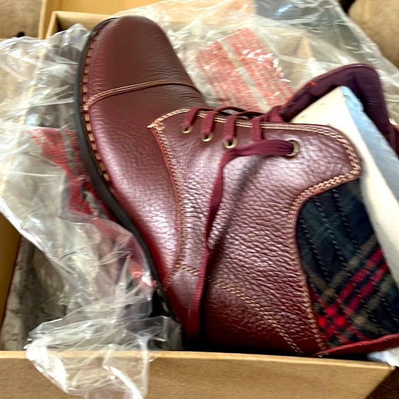 Clarks great comfort short boot with side zipper. Never worn. In the Boxsize 9M - Picture 1 of 7